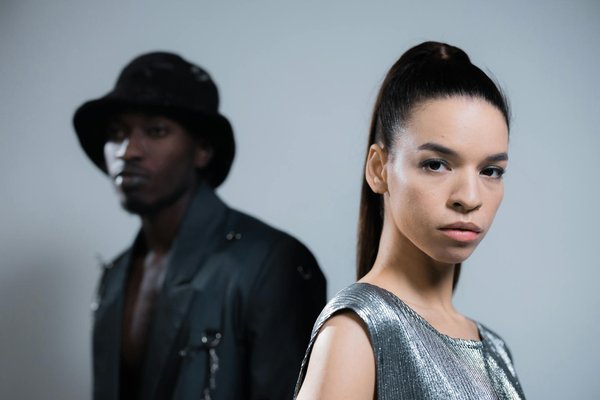 Quelle est la meilleure méthode pour réaliser un maquillage festif avec des paillettes pour les fêtes de fin d'année?