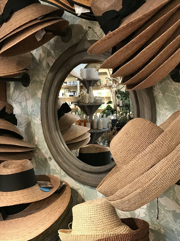 Quels types de chapeaux sont adaptés pour une sortie en bord de mer?