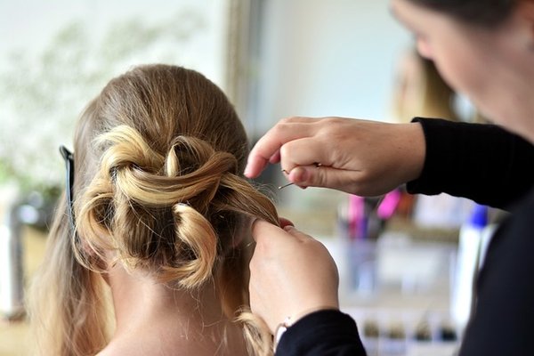 Tchip coiffure pas cher : 7 astuces pour économiser sur vos cheveux